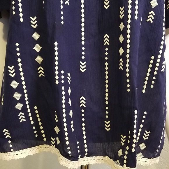 Everly navy cold shoulder top size medium, EUC - Picture 4 of 9